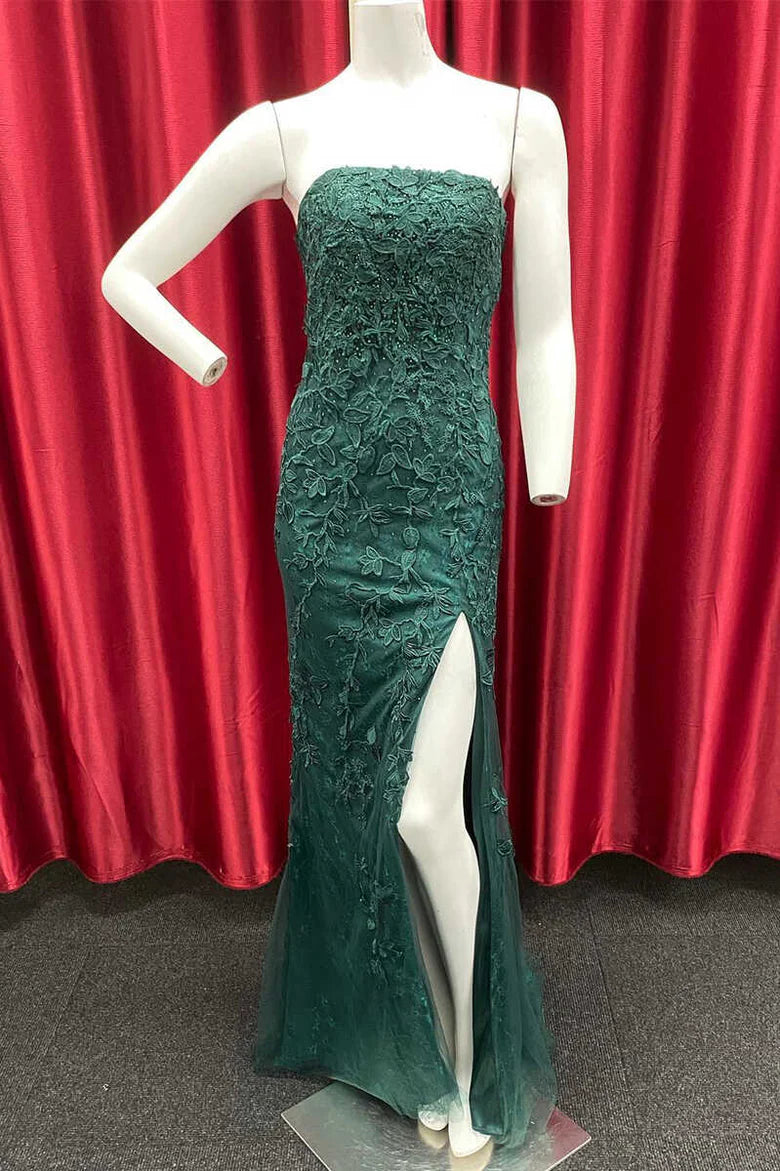 Vestido de fiesta con abertura sin tirantes y apliques